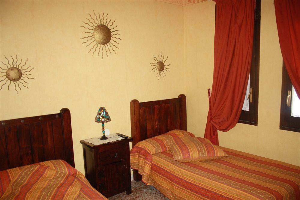 Hostal Restaurante La Diligencia Cunit Bagian luar foto