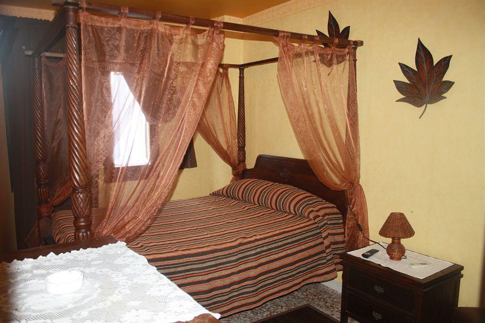 Hostal Restaurante La Diligencia Cunit Bagian luar foto