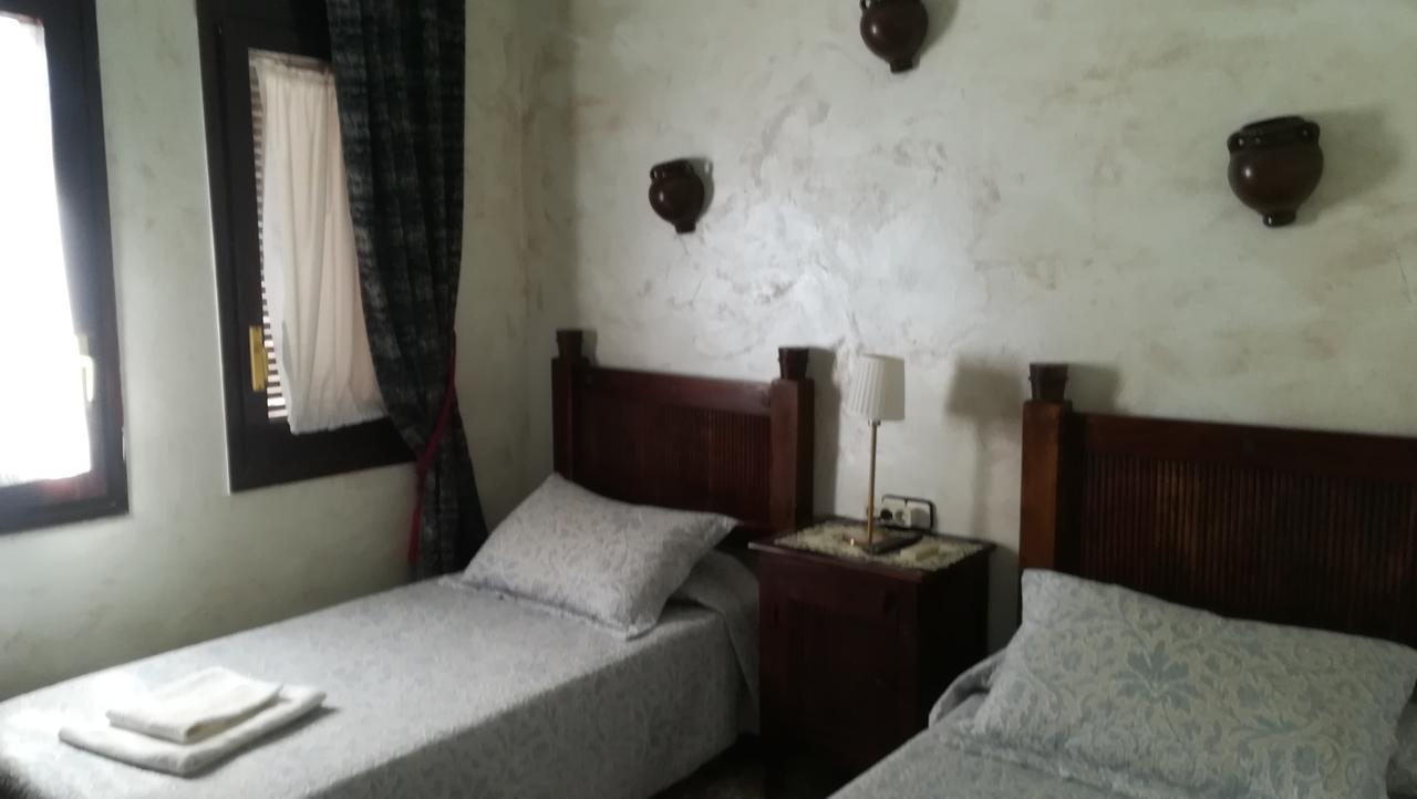 Hostal Restaurante La Diligencia Cunit Bagian luar foto
