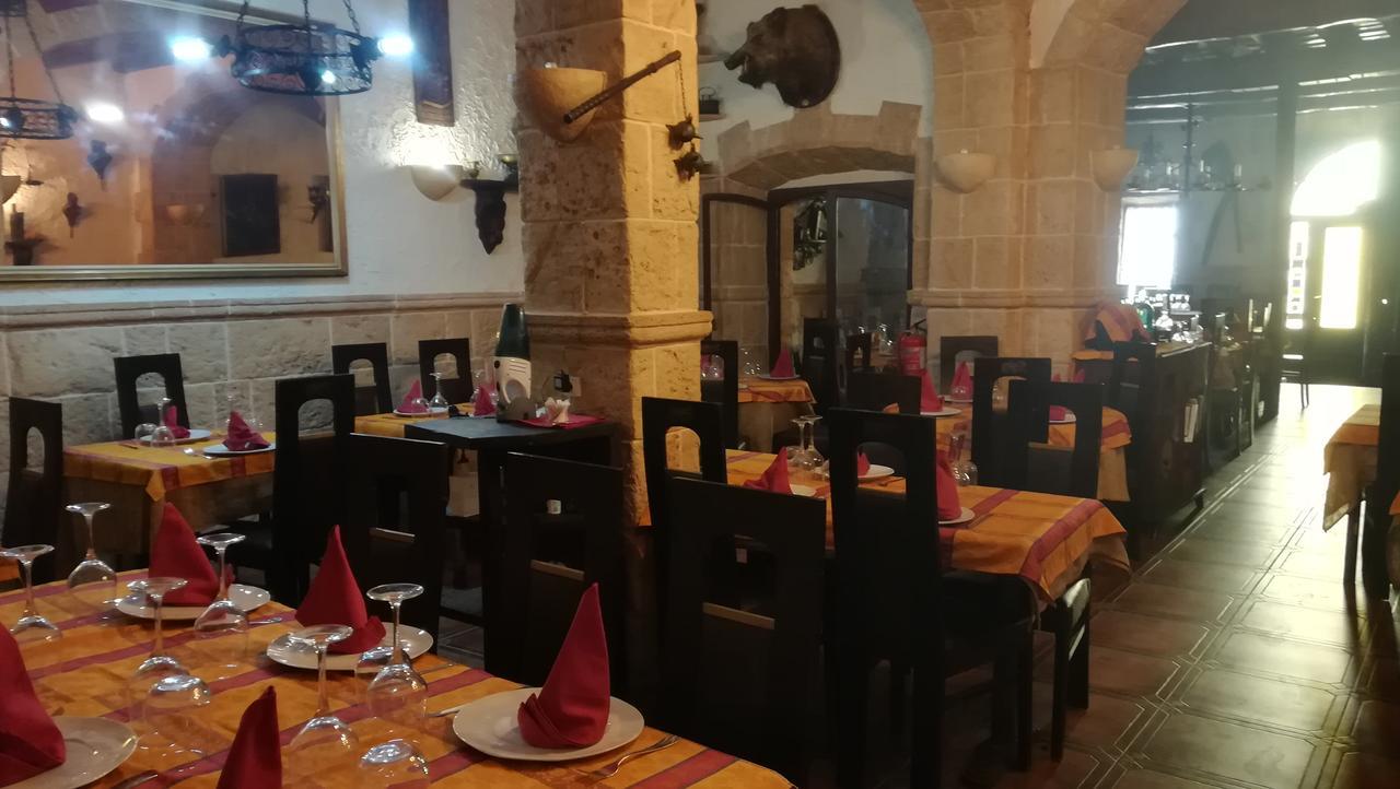 Hostal Restaurante La Diligencia Cunit Bagian luar foto