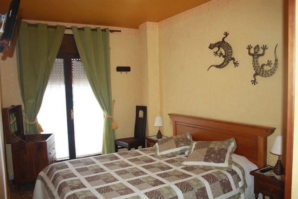 Hostal Restaurante La Diligencia Cunit Bagian luar foto