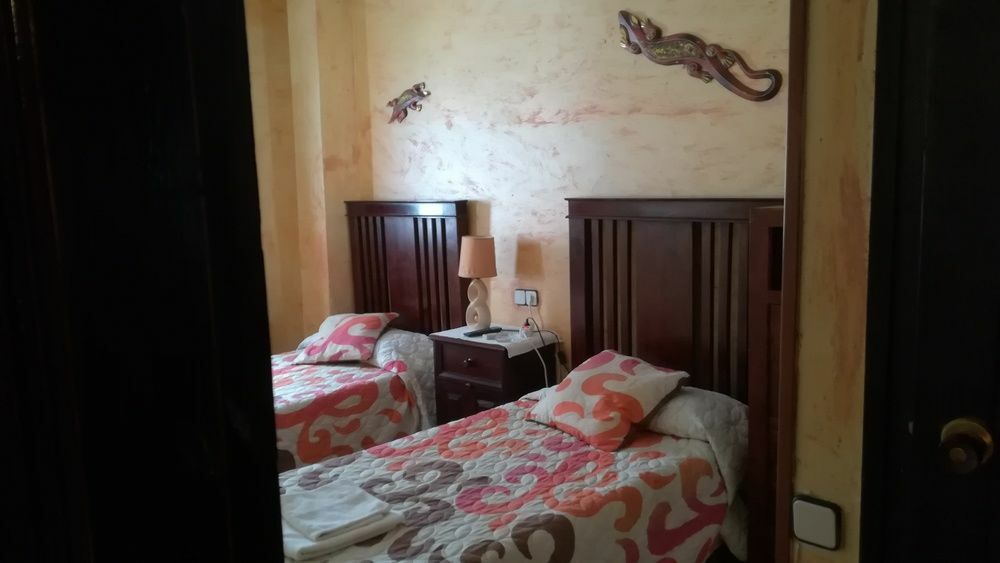 Hostal Restaurante La Diligencia Cunit Bagian luar foto